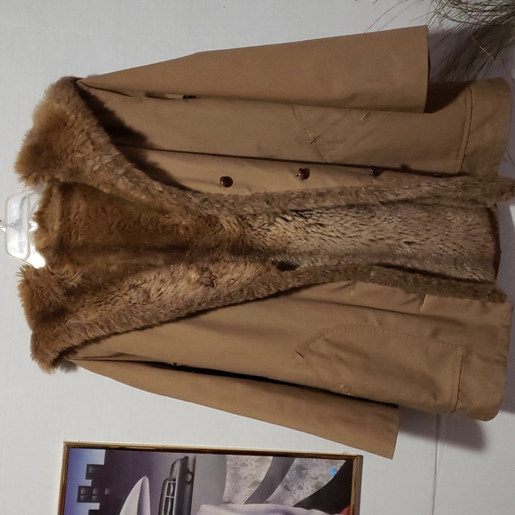 FORECASTER OF BOSTON LUXURY LOOK FUR COAT. - Picture 10 of 13